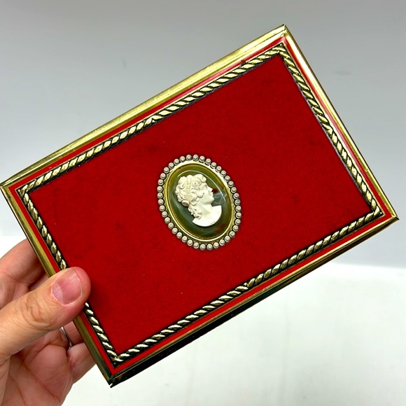 - Vintage tin confectionary box with red velvet and faux cameo hinged lid - Picture 3 of 12